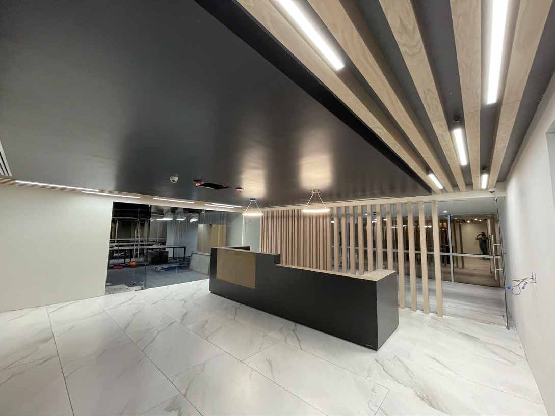 Recepción con celosía de madera y plafón de listones