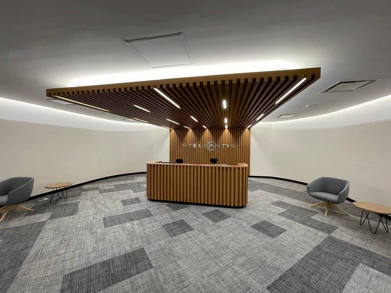 Recepción con plafón y mostrador de listones de madera
