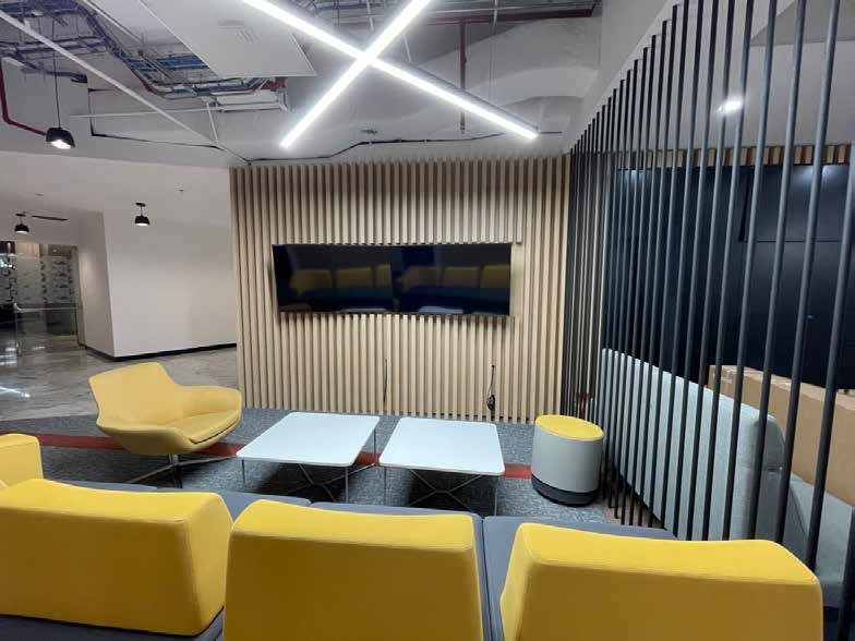 Sala de estar con lambrín de listones y celosía metálica