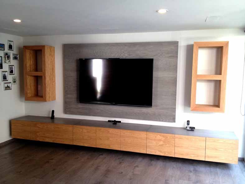 Centro de entretenimiento residencial con mueble flotante de madera